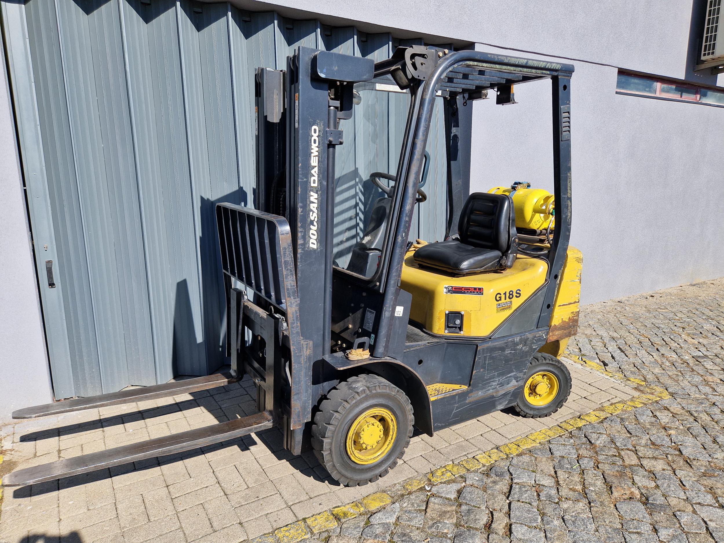 Empilhador Doosan Daewoo - triplex e deslocador lateral